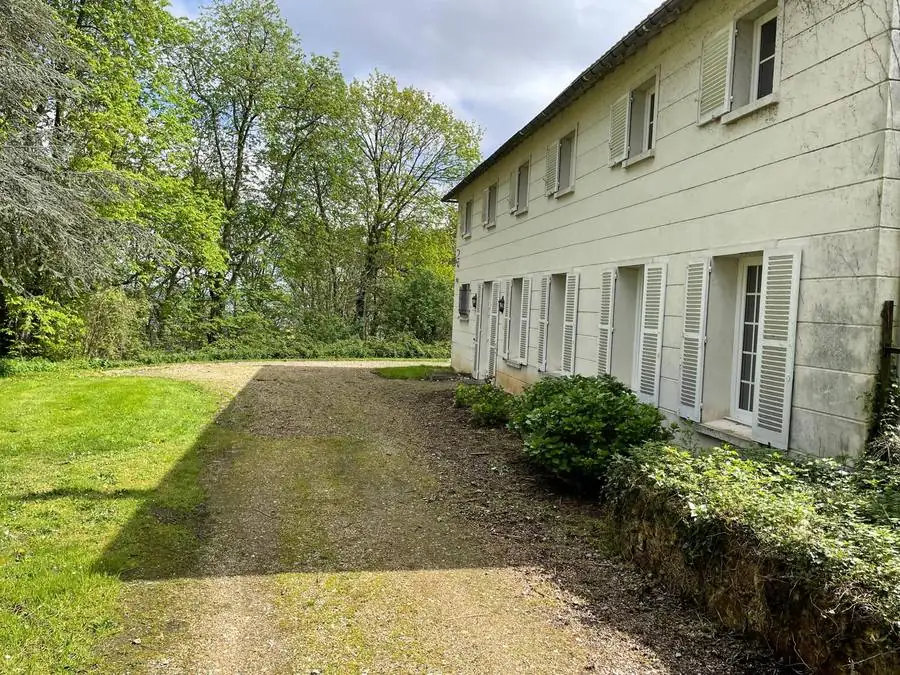 Façade du gîte du Manoir de la Houlette vue depuis le jardin — location de groupe en Normandie, Eure