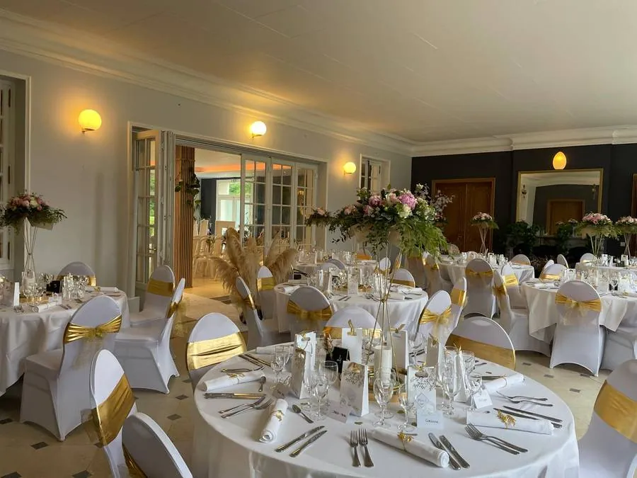 Salle de réception en configuration mariage dorée au Manoir de la Houlette