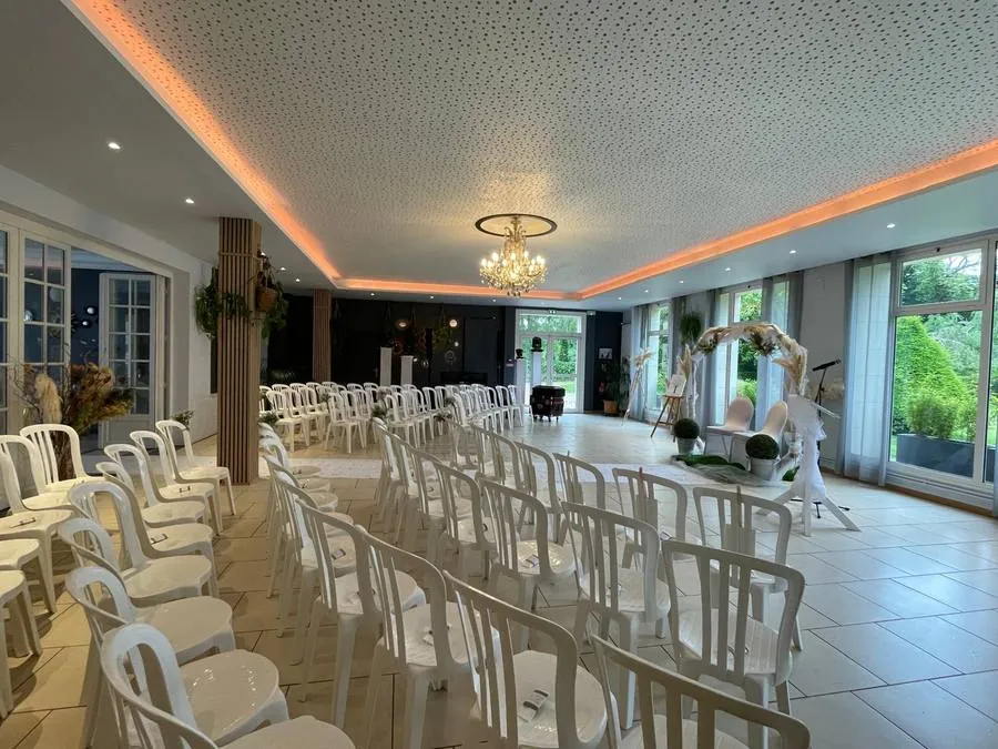 Cérémonie laïque en salle au Manoir de la Houlette — chaises blanches, mariage Eure