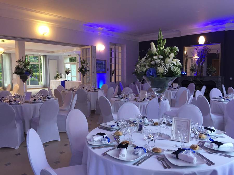 Salle de réception Manoir de la Houlette - configuration dîner DJ lustre néons verts
