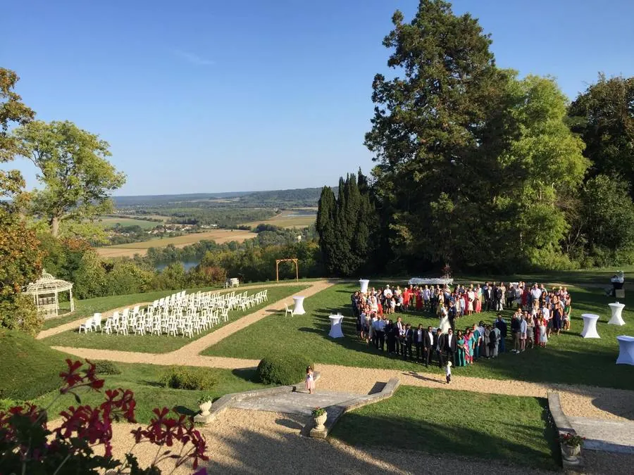 Cérémonie de mariage laïque en plein air au Manoir de la Houlette avec vue sur la Seine Normandie