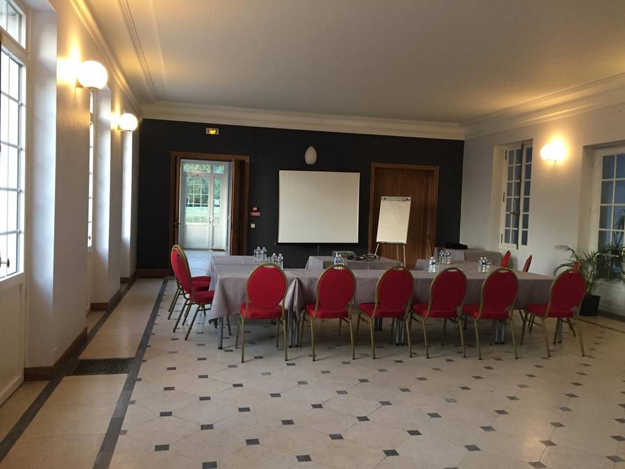 Salle séminaire Manoir de la Houlette en configuration école - tables en U paperboard Normandie