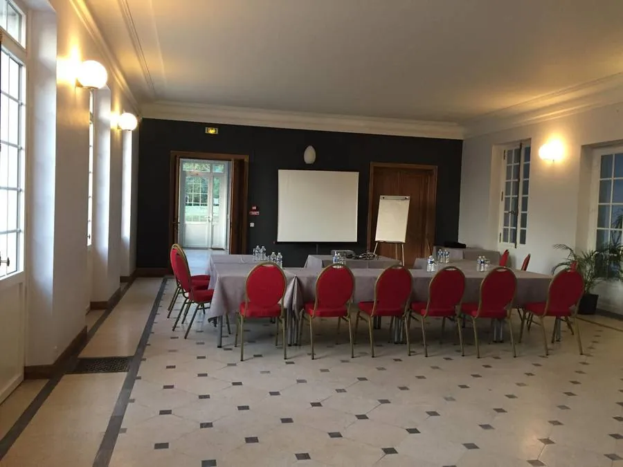 Salle séminaire Manoir de la Houlette en configuration école - tables en U paperboard Normandie
