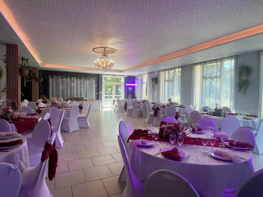 Grande salle de réception dressée en banquet au Manoir de la Houlette — mariage Normandie