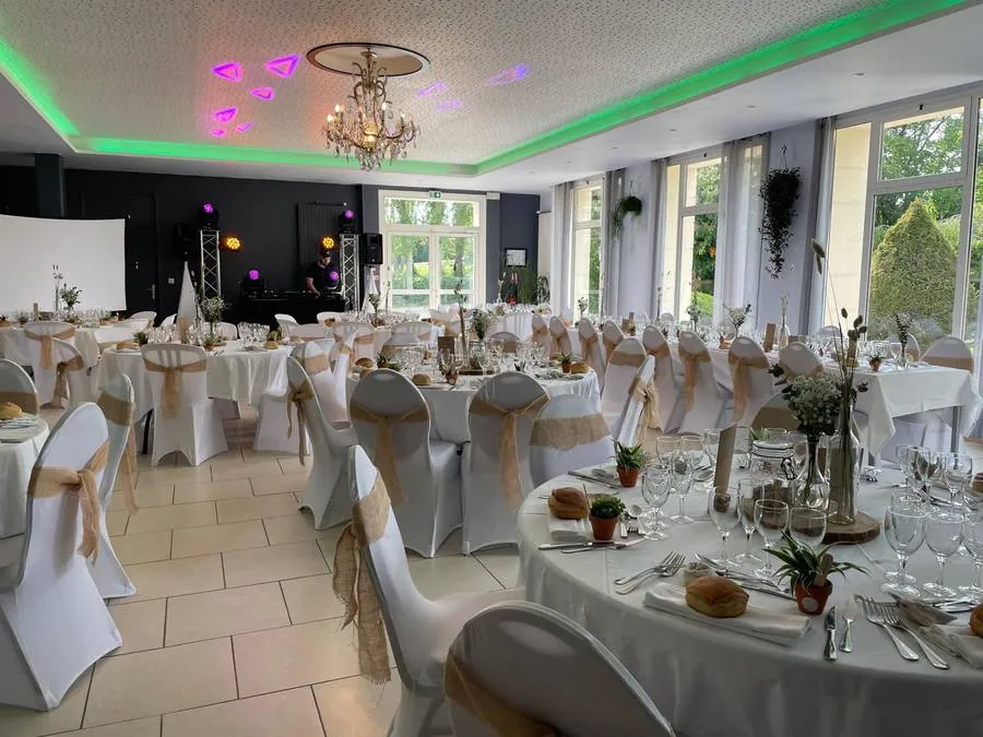 Côté équipements de la salle de réception — lustre, néons LED et espace DJ, Manoir de la Houlette