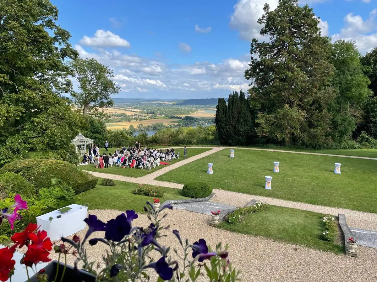 Terrasse en marbre et parc avec vue panoramique sur la Seine — Manoir de la Houlette, Normandie