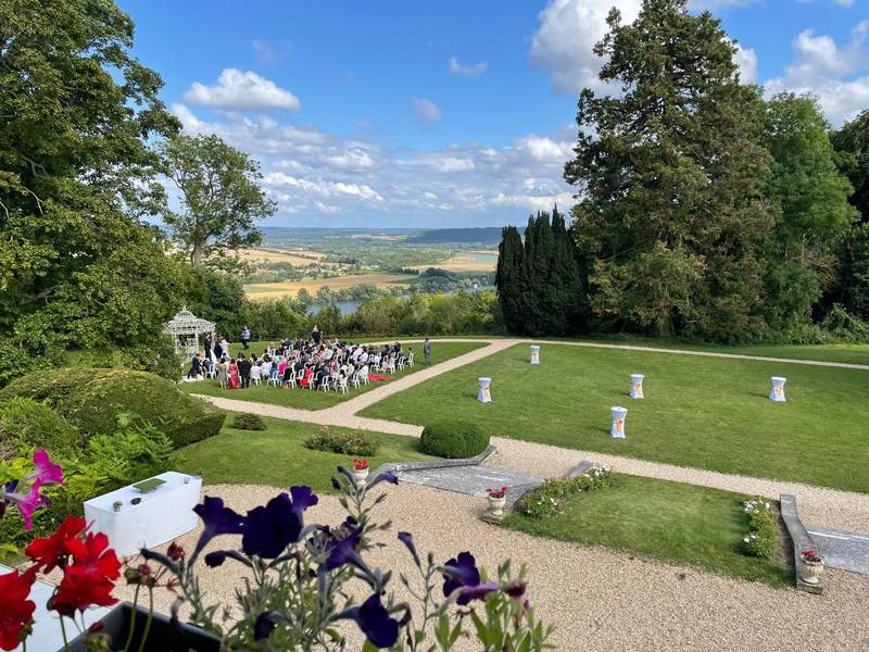 Cérémonie de mariage en plein air dans le parc du Manoir de la Houlette avec vue panoramique sur la Seine