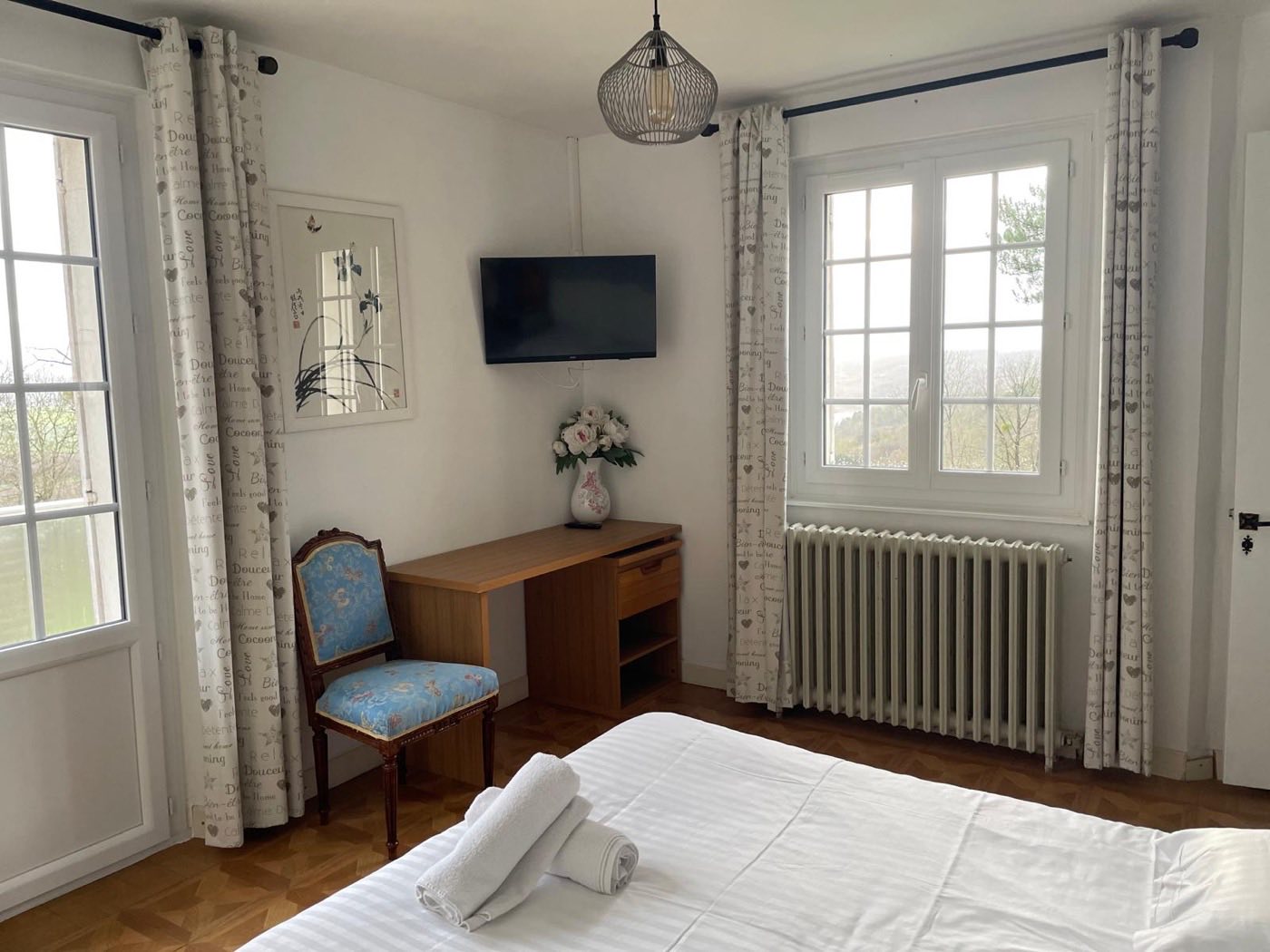 Chambre du gîte du Manoir de la Houlette avec vue sur la vallée — location groupe Eure, Normandie