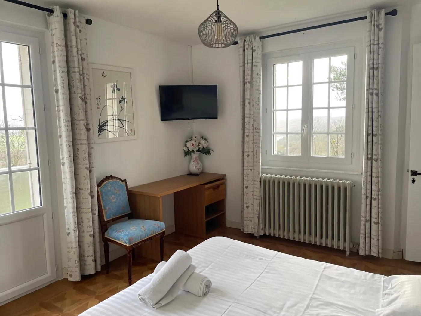 Chambre du gîte du Manoir de la Houlette avec vue sur la vallée — location groupe Eure, Normandie