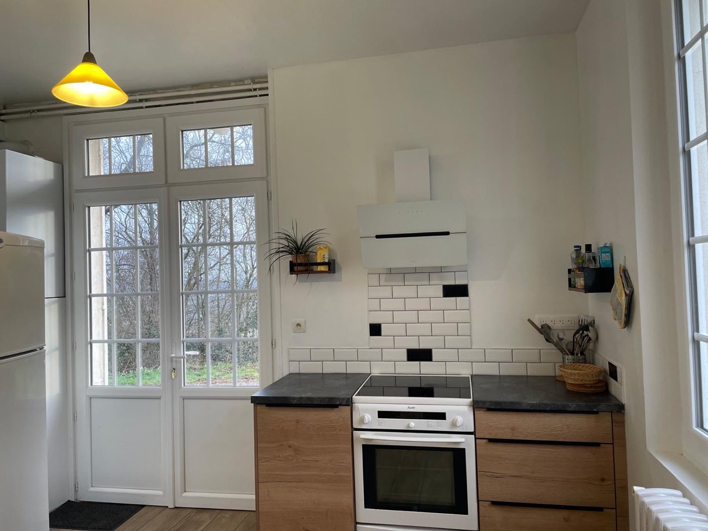 Cuisine équipée du gîte du Manoir de la Houlette avec porte-fenêtre sur le jardin — Eure