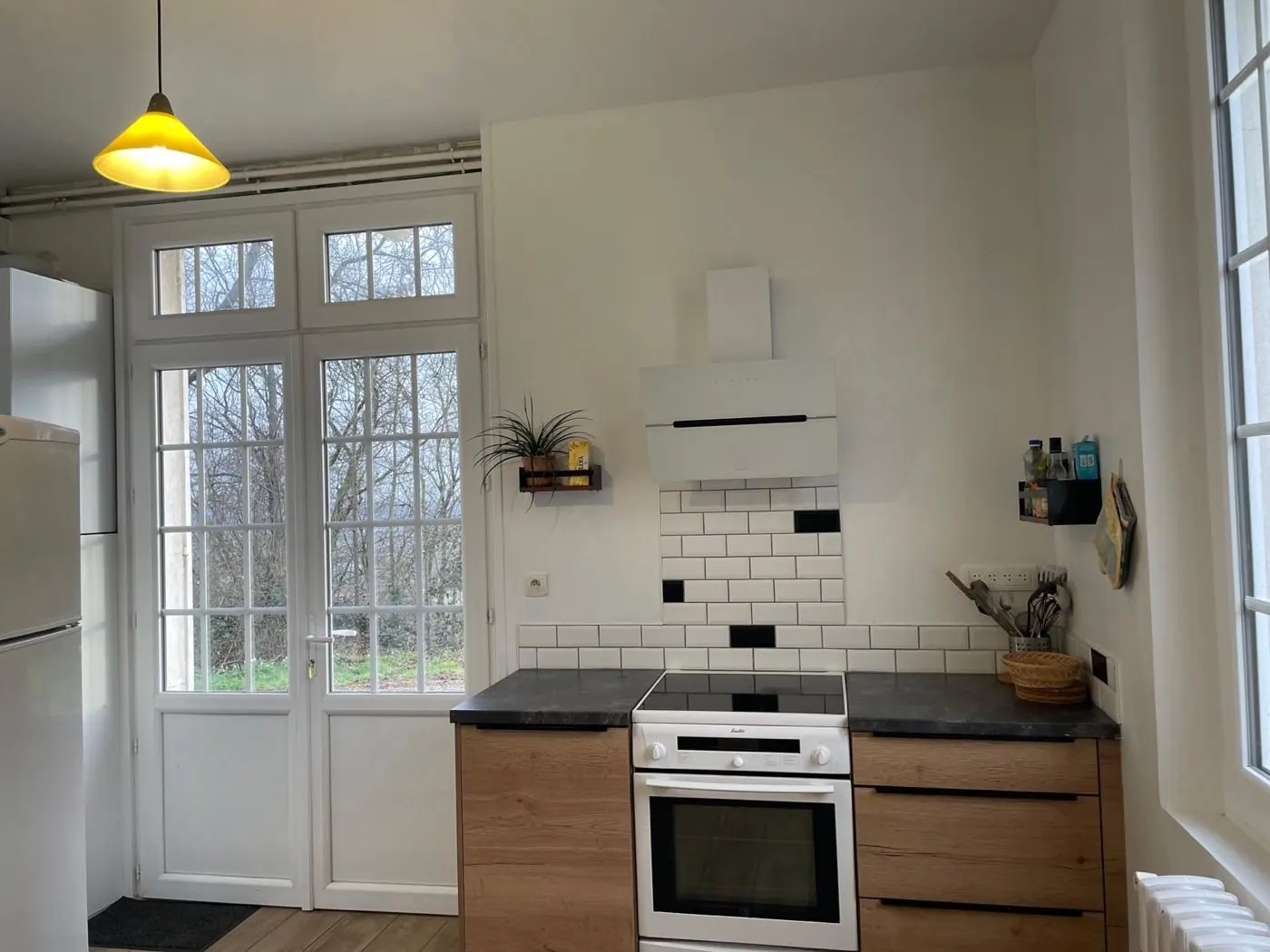 Cuisine équipée du gîte du Manoir de la Houlette avec porte-fenêtre sur le jardin — Eure