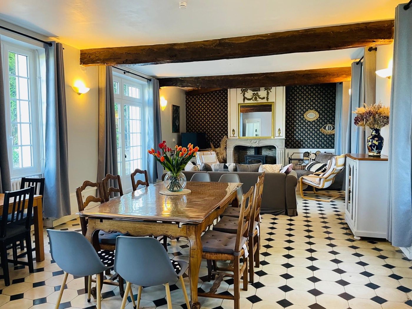 Salle à manger du gîte du Manoir de la Houlette avec cheminée — grandes tablées en famille, Normandie