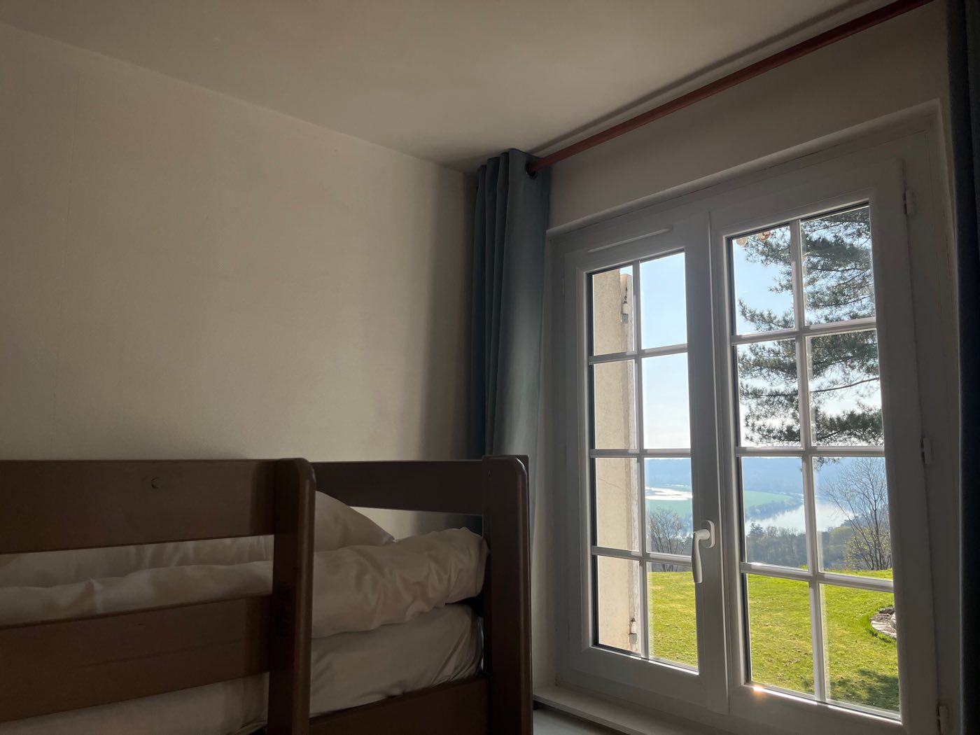 Vue sur la Seine depuis une chambre du gîte du Manoir de la Houlette — lits superposés, Eure, Normandie