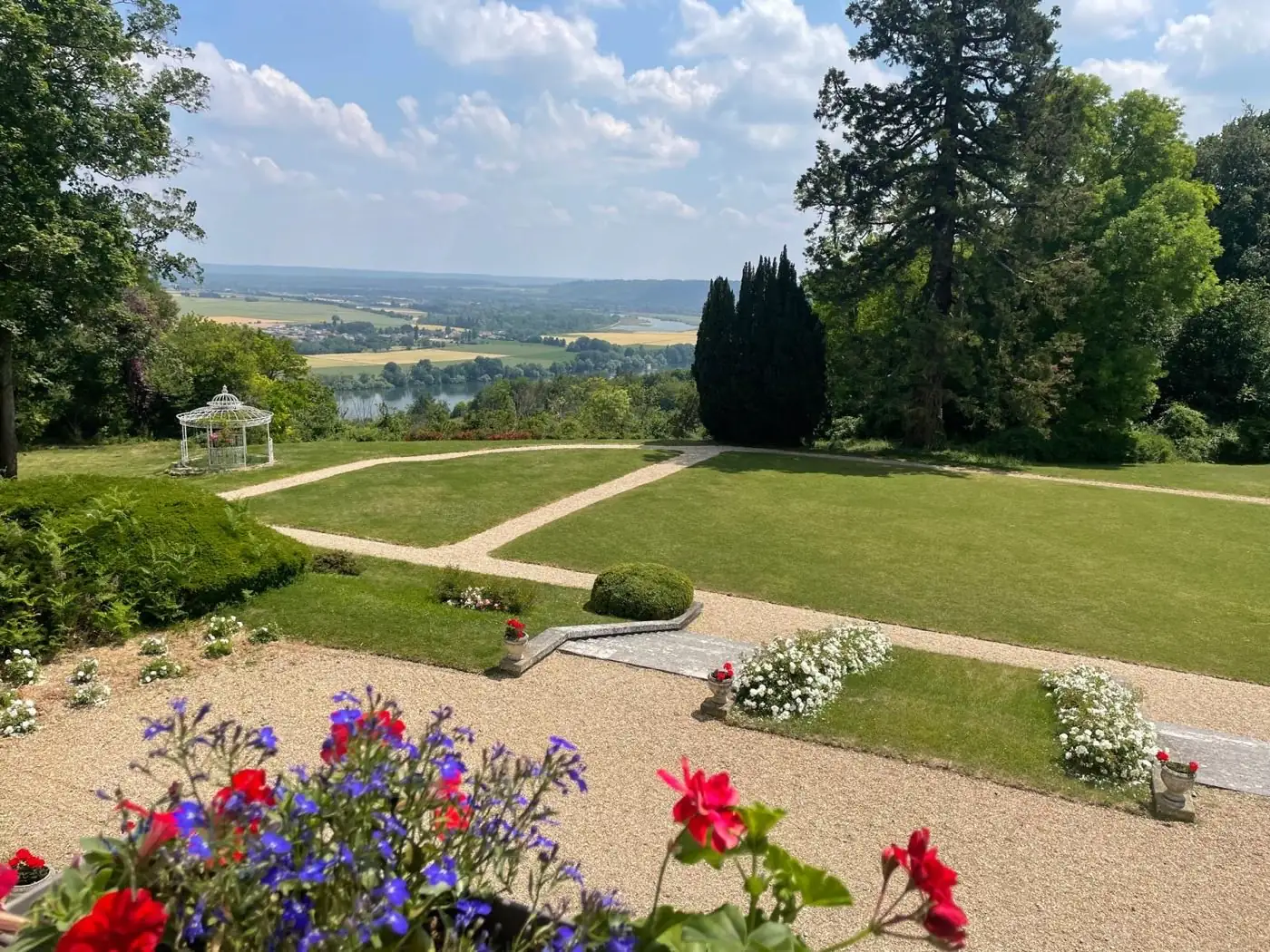 Parc paysager du Manoir de la Houlette avec gazebo romantique et vue panoramique sur la Seine — Saint-Pierre-du-Vauvray, Eure, Normandie
