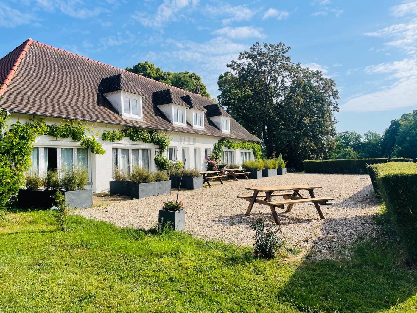 Bâtiment des chambres d'hôtes du Manoir de la Houlette sous le soleil — hébergement de charme à Saint-Pierre-du-Vauvray, Eure, Normandie