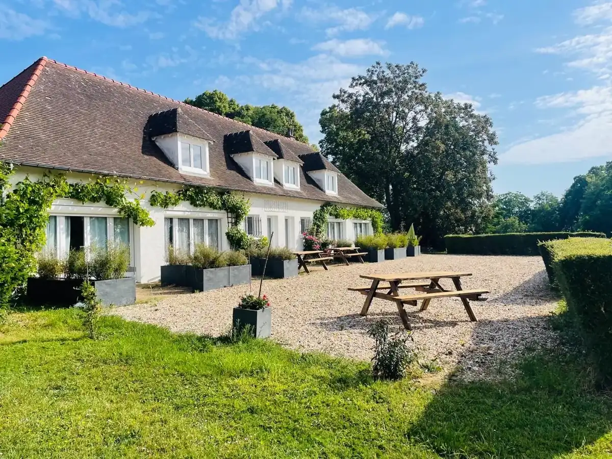 Bâtiment des chambres d'hôtes du Manoir de la Houlette sous le soleil — hébergement de charme à Saint-Pierre-du-Vauvray, Eure, Normandie