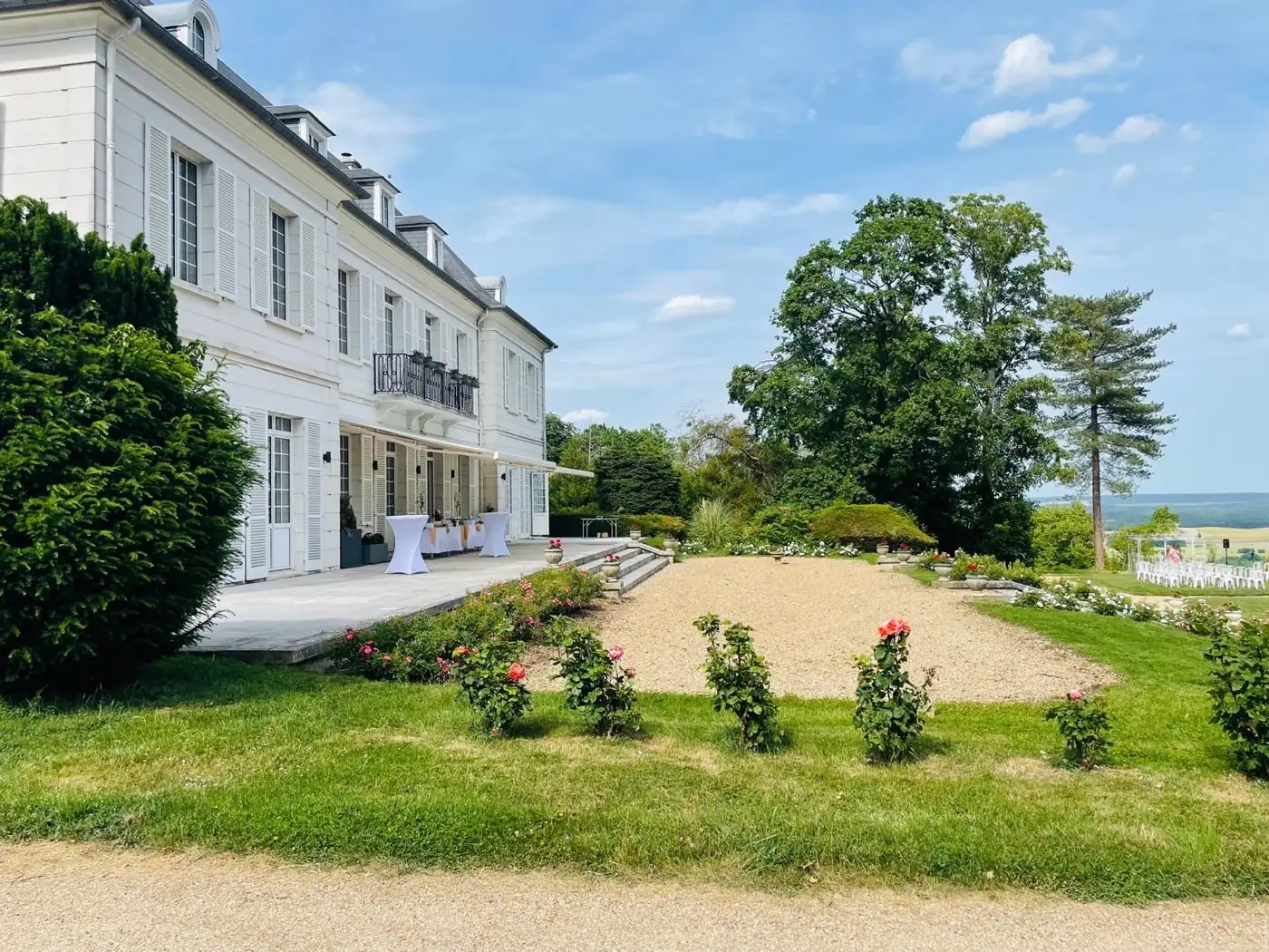 Façade du Manoir de la Houlette et sa pelouse — à 100 km de Paris et 40 min de Giverny