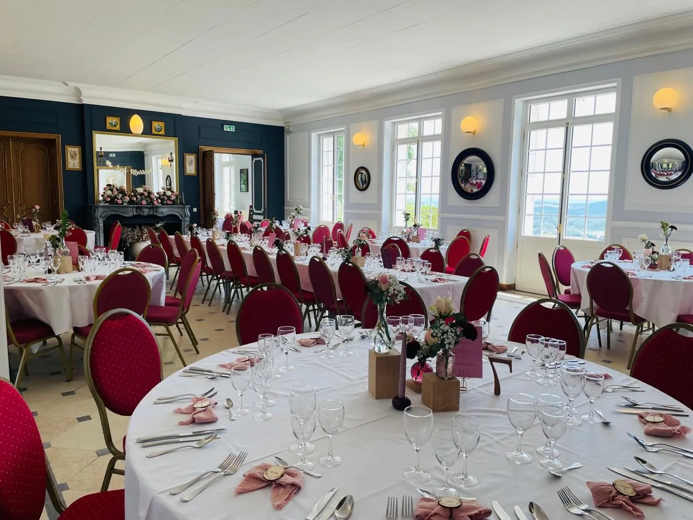 Grande salle de réception du Manoir de la Houlette en configuration banquet avec vue sur la vallée de la Seine — Eure, Normandie