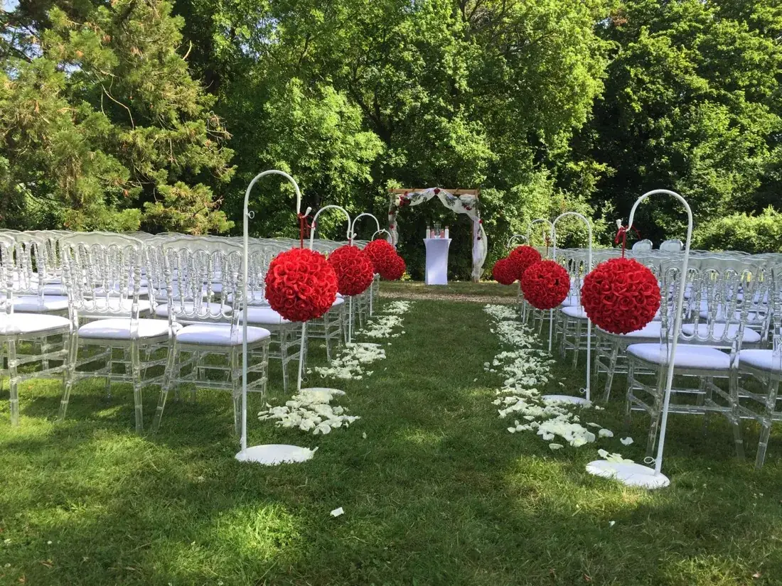 Cérémonie de mariage en plein air dans le parc du Manoir de la Houlette, Eure, Normandie — allée fleurie et arche face à la Seine