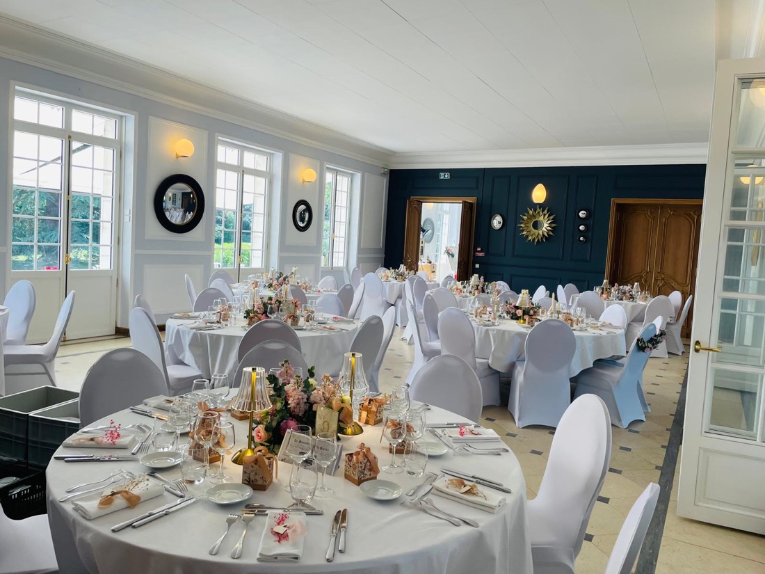 Grande salle de réception dressée pour un mariage au Manoir de la Houlette, Saint-Pierre-du-Vauvray, Eure