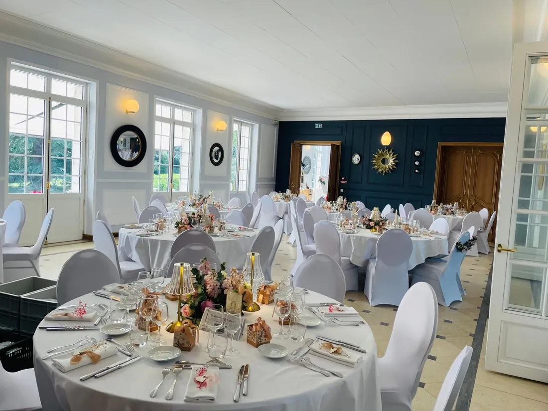 Grande salle de réception dressée pour un mariage au Manoir de la Houlette, Saint-Pierre-du-Vauvray, Eure